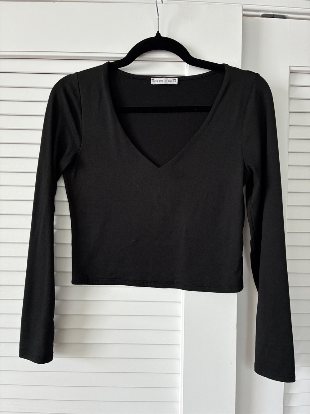 Long Sleeve V-Neck Crop Top - Black
